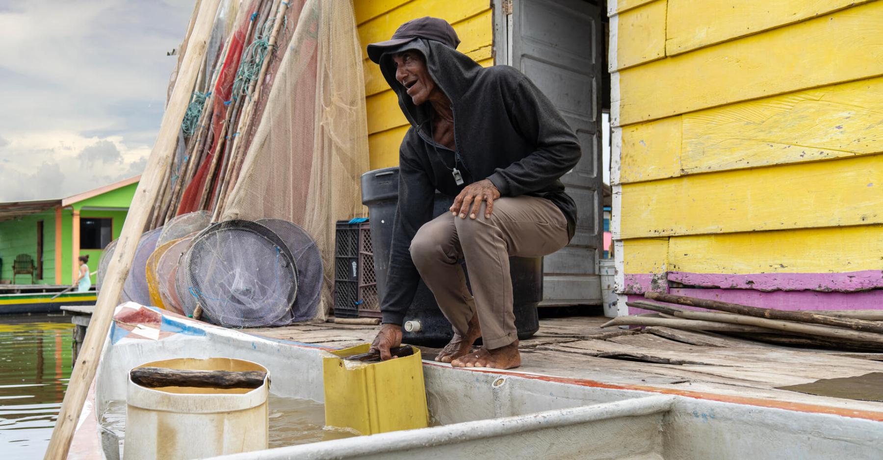 Isaac surtiendo agua