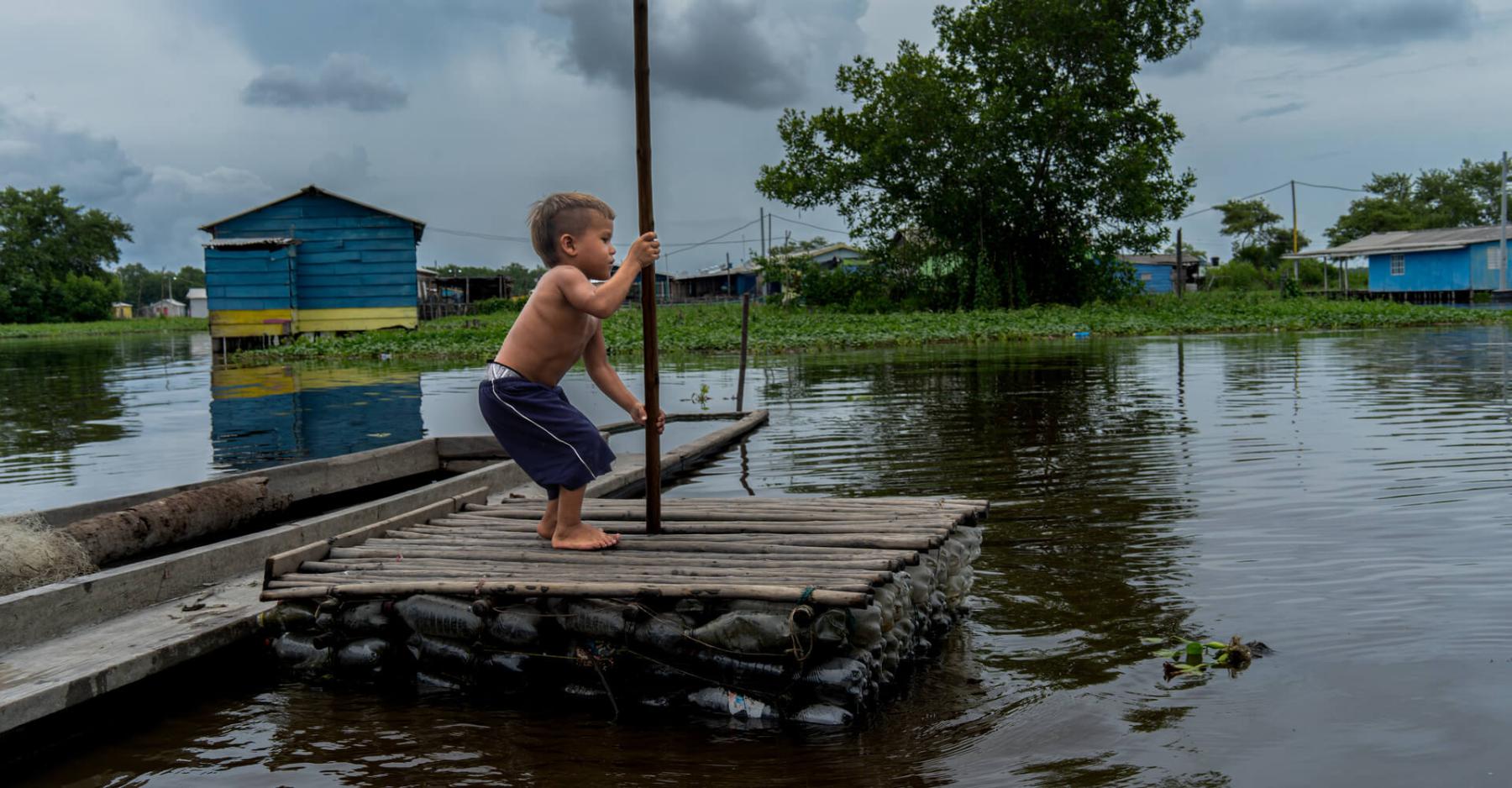 Niño bogando